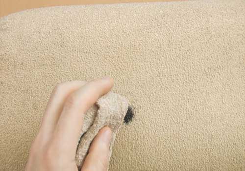 روش های پاک کردن لکه جوهر از روی مبل